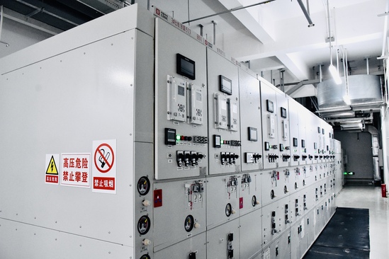 【工程動態】重慶軌道交通24號線項目全線首座主變電所一次性送電成功(攝影:夏巖松) (2).jpg