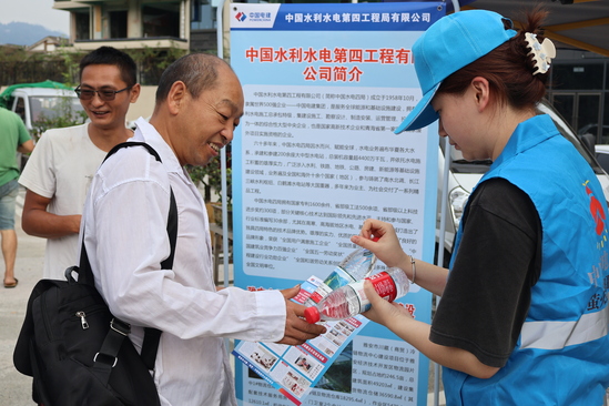2025年9月14日,雅安川藏物流中心項目部與蒙頂山鎮德福社區、雅安市盆景協會聯合舉辦雅安市盆景交流交易會,項目工作人員向參會商家、群眾發放宣傳冊、飲用水(拍攝:司福飛).JPG